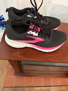 Brooks Women’s Black and Hot Pink Running Sneakers